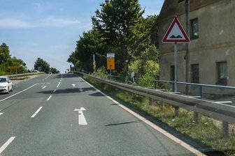 Zwischen B 93 und Kreisverkehr: Droht in Dennheritz aufgrund der Straßenschäden bald ein Tempolimit? - Verkehrsschilder warnen vor Straßenschäden auf der S 289 in Dennheritz.