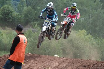 Zwischen bangen Minuten und großem Jubel: Ereignisreiches Motocross-Wochenende beim MSV Hainichen - Ein packendes mittelsächsisches Duell gab es in der Amateurklasse: Hier fliegt Max Tischer (v.) aus Obergräfenhain vor dem Frankenberger Maximilian Kreßner.