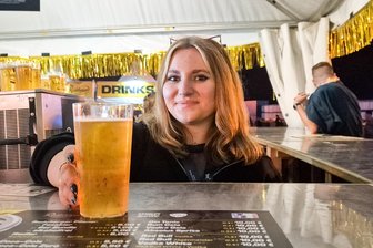 Zwischen Bar-Job und Techno-Beats: So erlebte diese Vogtländerin das Sonne-Mond-Sterne-Festival an der Bleilochtalsperre - Von der Kirmes zum SMS-Festival: Nele-Marie Kraus aus Grünbach.