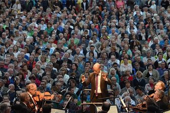 Zwischen Beethoven und Protestparolen - Rund 5000 Menschen erlebten am Freitagabend auf dem Theaterplatz die Aufführung von Ludwig van Beethovens 9.Sinfonie unter der Leitung von Generalmusikdirektor Guillermo García Calvo.
