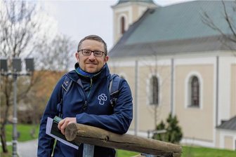 Zwischen Bibel, Ironman und Wickeltisch: Pfarrer nimmt Abschied vom Fichtelberg - Er hat elf Jahre das Leben in den Kirchgemeinden in Bärenstein und Oberwiesenthal maßgeblich mitgeprägt, hat beide Gemeinden zur Erlösergemeinde am Fichtelberg vereint: Pfarrer Kenny Mehnert. Am Sonntag beendet er offiziell seinen Dienst auf dem Dach Sachsens. Im August tritt er seine neue Stelle in Grünhain-Beierfeld an.