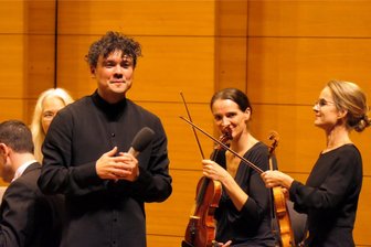 Zwischen Big-Band und Brahms: Chemnitzer Publikum erlebt Konzert der Kontraste - Elias Grandy führte die Robert-Schumann-Philharmonie gewohnt spielfreudig und virtuos. Der Chemnitzer Publikumsliebling wird 2025 Chefdirigent des Sapporo Symphony Orchestra in Japan.