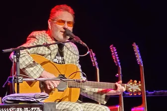 Zwischen Blues und Blusen: Hunderte Zwickauer feiern Kult-Musiker Stoppok - Stoppok begeisterte mit nachdenklichen und poetischen Songs.