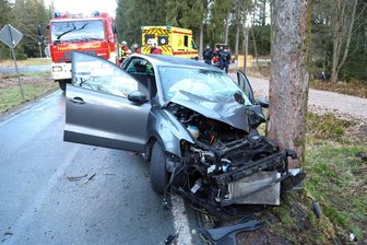 Zwischen Bockau und Jägerhaus: VW-Fahrer prallt an Baum - 