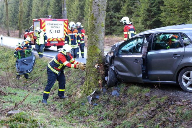 Zwischen Bockau und Jägerhaus: VW-Fahrer prallt an Baum - 