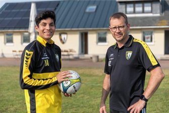 Zwischen Chile und Mittelsachsen - Sein Bobritzscher Trainer Roy Zehrfeld (r.) weiß von Joaquín Astete Díaz (l.) nur Gutes zu berichten. Der B-Jugendliche vom Arsenal San Bernardo trainierte ein Jahr bei der SpG Bobritzsch/Lichtenberg mit.