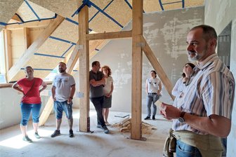 Zwischen Doppelstockbett und Wellnessbereich: Einblicke wecken Neugier aufs neue Zschopauer Stadtcafé - Bauherr Toralf Zinner (rechts) führte die Besucher durch nahezu jedes Zimmer der künftigen Herberge in Zschopau.