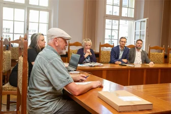Zwischen Dumping und Wucher: Ab wann Mieter und Vermieter in Plauen auf den Mietspiegelrechner zugreifen können - Sie haben Plauens Mietspiegel erarbeitet: Steffen Kretzschmar (vorn) und Bianca Aurich (links) sowie Stiev Lorenz vom Verein Haus & Grund, Sozialbürgermeister Tobias Kämpf (CDU) und Marlies Hager vom Vogtländischen Mieterverein (von rechts). Stimmt der Stadtrat am 4. Juni zu, kann der Mietspiegel veröffentlicht werden.