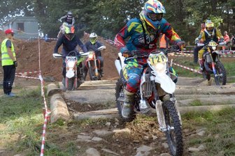 Zwischen Ehrgeiz und Risiko - Dichtes Gedränge herrscht auf der Amtsberger Strecke häufig am Baumfeld. In diesem Rennen der Klasse 7 vor zwei Jahren führt der Amtsberger Tom Schaarschmidt (Nummer 720) das Feld an. 