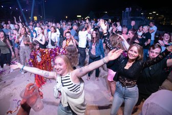 Zwischen Elstergarten und Schloss – Oelsnitzer Veranstalter setzt auf Events für alle Generationen - Beim Summer Clubbing im Freibad Elstergarten in Oelsnitz herrschte eine ausgelassene Partystimmung.