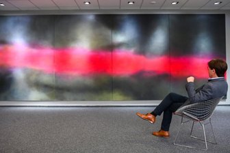 Zwischen Energiefluss und der Poesie von Rockmusik - Ein Song von Pink Floyd? Galerist Bernd Weise vor Kerstin Skringers Bild "Quinacridone".