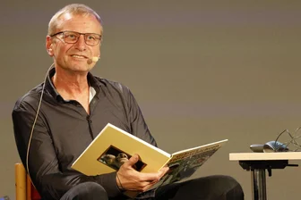 Zwischen Erdmännchen und Flecken-Musangs: Bekannter Tierpfleger liest in Annaberg aus seinem Buch - Jörg Gräser sorgte mit seinen Anekdoten in Annaberg für viel Gelächter.