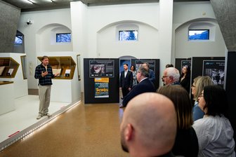 Zwischen Erinnerung und Gegenwart: Ausstellung zu jüdischem Leben in Freiberg - Zahlreiche Gäste erschienen zur Eröffnung der Ausstellung im Schloss Freudenstein.