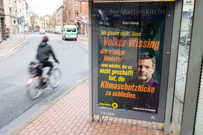 Zwischen "falsch" und "richtig": Warum uns Fakes oft glaubhaft erscheinen - Gefaktes Grünen-Plakat in Hannover: Wir glauben, was wir glauben wollen.