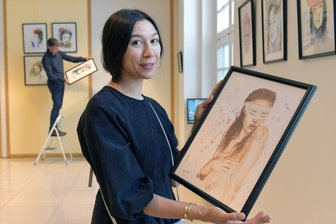 Zwischen Fantasie und Leinwand: Künstlerin stellt in Freiberg aus -