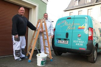 Zwischen Farbtöpfen groß geworden: Wie sich ein Betrieb im Vogtland ein Jahrhundert halten kann - Michael (l.) und Torsten sind die Gesichter des Malerbetriebes Blank.