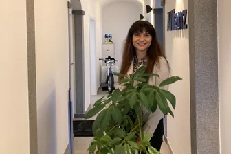 Zwischen Fleischerhaken und Backstube - Was wird aus der alten Thurmer Kirchschule? - Heidi Knoll zieht mit ihrer Agentur in die alte Kirchschule in Thurm.