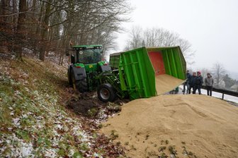 Zwischen Flöha und Grünberg: Traktoranhänger mit Getreide kippt um - Zwischen Flöha und Grünberg ist am Freitag ein Traktoranhänger umgekippt.