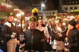 Zwischen Freiberg und Neuhausen: Endlich wieder Weihnachtsland -  Die traditionelle Bergparade der Freiberger Berg- und Hüttenknappschaft im Fackelschein zieht am 3. Dezember ab 17 Uhr durch die Stadt. 