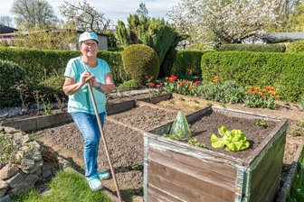 Zwischen Frost und Frühlingserwachen: Wann startet im Erzgebirge die Gartensaison? - Täglich ist Marlene Kreller in ihrem Kleingarten zu Gange. Ihr Hochbeet hat sie bereits teilweise bepflanzt.