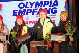 Zwischen Frust und Freude - Empfang in Oberwiesenthal: Die Olympiasiegerinnen Katharina Hennig und Denise Herrmann, Silbergewinner Eric Frenzel sowie Terence Weber und Julia Taubitz (v. l.) wurden in der Heimat mit ihren Trainern, Helfern und Betreuern für ihre Erfolg in Peking gefeiert.