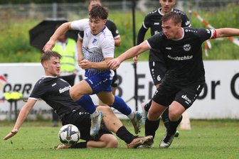 Zwischen FSV Zwickau und VfB Empor: Randolf Riesens Pokalabenteuer - Dribblings auf engen Raum – wie hier im Heimspiel gegen Budissa Bautzen – zählen zu den Stärken von Randolf Riesen (Mitte).