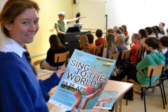 Zwischen Gackern und Gänsehaut: Freiberger Domkurrende probt für besonderes Konzert im Dom - Louisa-Marie Möbius und Freibergs Domkantor Albrecht Koch bei der Probe mit der Domkurrende.
