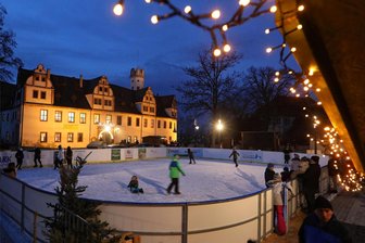 Zwischen Gänsebraten und Feuerwerk: Was ist an den nächsten Tagen in Glauchau und Umgebung los? - Die Eisbahn vor dem Schloss in Glauchau hat täglich geöffnet.