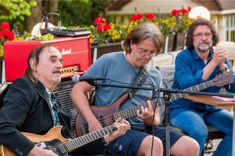 Zwischen Gänsehaut und Wohlgefühl: Krimi-Lese-Lieder-Tour erlebt Premiere im Erzgebirge - Die Terrasse der Baldauf-Villa ist am Samstag eine von zwölf Stationen der ersten Krimi-Lese-Lieder-Tour im Marienberg gewesen. Thomas Häntsch (rechts) nahm mit seinem Kurzkrimi "Uran und Urahn" die Zuhörer mit in die Zeit der Anfänge der Wismut. Musikalisch umrahmt wurde die Lesung vom ostdeutschen Blues-Gitarristen und Sänger Jürgen Kerth (links) und seinem Sohn Stefan.