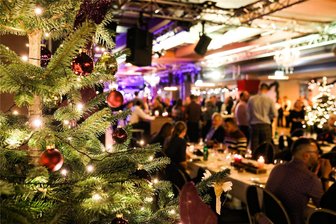Zwischen Gänsekeule und Torwandschießen: Wie Chemnitzer Firmen ihr Weihnachtsfest feiern - Viele Unternehmen bieten auch in diesem Jahr Weihnachtsfeiern an. Manche lassen sich dafür richtig was einfallen.