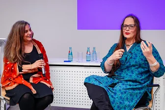Zwischen Gendergaga und Verbrenner-Aus: Diskussion in Freiberg nimmt Reizworten ihre Sprengkraft - Mithu Sanyal (l.) und Leyla Jagiella bei ihrem Gespräch am Donnerstag in Freiberg.
