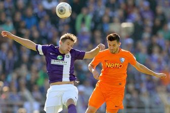 Aues Guido Koçer (links) und Bochums Danny Latza im Zweikampf um den Ball.