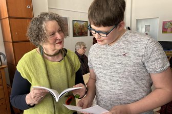 Zwischen gescheitertem Traum und erfüllter Berufung: Wie eine Frau ihr Glück in Zwickau fand - Joel Unger ist einer der Jüngsten in Andrea Riedel-Kux’ Schreibwerkstatt.