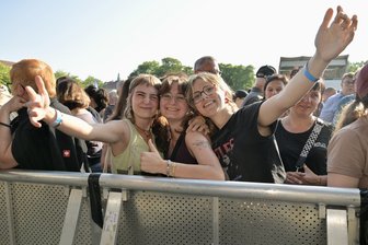 Zwischen „Golden Circle“ und Gratis-Konzert: Wie die Besucher den Auftritt von Sting in Zwickau erlebt haben - Von links: Eva Keßler (19), Anna Keßler (21) und Nelly Radau (20) haben es beim Sting-Konzert in Zwickau in die erste Reihe geschafft.