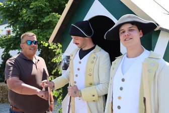 Zwischen „Grenzkontrollen“, Mangeltüchern und reichlich Spaß: Ort im Erzgebirge begeht 775. Geburtstag - Adrian Martin und Martin Meyer kontrollierten den reibungslosen Grenzübertritt. Hier bei Robert Otto.
