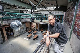 Zwischen Heavy Metal und Robert-Schumann-Philharmonie: Wo die ostdeutschen Regierungschefs in Chemnitz Olaf Scholz treffen - Thomas Waldheim, Geschäftsführer des Kraftverkehrs, zeigt das Atrium, in dem sich die ostdeutschen Regierungschefs nächsten Donnerstag treffen. Bis dahin wird der Raum umgestaltet, die Tische in eine U-Form gebracht. Die Discokugel muss jedoch weichen.