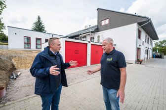 Zwischen Heckenbrand und Tag X: Dorf im Erzgebirge hat jetzt seinen „Leuchtturm“ - Der Anbau am Feuerwehrdepot Niederdorf ist fertig - im Bild Bürgermeister Stephan Weinrich (l.) und Wehrleiter Jürgen Pfüller. Der Komplex besitzt eine besondere Funktion.
