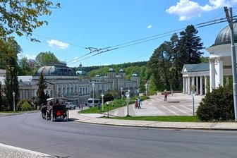 Zwischen Heilkunst und stillem Glanz: Urlaub im tschechischen Bäderdreieck - Nostalgie pur, zwischen Karolinen-Kolonnade (re.) und dem Kurhaus Neues Bad in Marienbad.