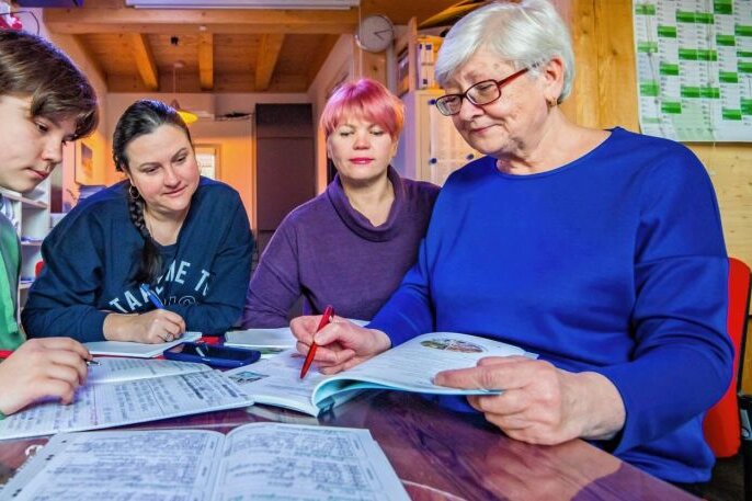 Zwischen Heimweh und Neuanfang - Leben seit fast einem Jahr im Erzgebirge: Yegor, seine Mutter Viktoriia, Inna Berzynia sowie die Schwiegermutter der beiden, Ludmila Schevchenko. Deutsch lernen gehört für die vier Ukrainer seither zu ihrem Alltag in der Region. 