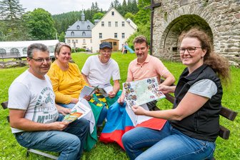 Zwischen Hirtstein und Preßnitztal: 15. Erzgebirgische Liedertour macht Abstecher ins Böhmische - Auf dem  Areal des Hammerwerkes Schmalzgrube besprechen Gerald Seifert, Anja Jost, Mario Eberlein, Lutz Dietel und Nicole Fugmann-Müller (v. l.) Details zur 15. Auflage der Liedertour.