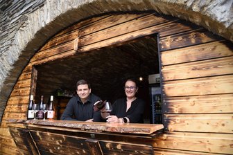 Zwischen historischen Gewölbemauern: Neue Gastro-Stände auf Schloss Voigtsberg - Karsten Thumser und Domenica Seifert in einem der beiden Versorgunsstände auf Schloss Voigtsberg.