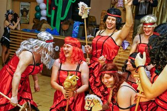 Zwischen Hollywood und Traumschiff: Jecken rund um Hohenstein-Ernstthal stehen in den Startlöchern - Der Oberlungwitzer Karnevalsverein lädt unter dem Motto „Im Moulin Rouge gibt’s eine Schau – 30 Jahre OKV“ ins Vereinshaus „Zur Post“ ein. Im Männerballett schwingt traditionell auch Bürgermeister Thomas Hetzel (2. von links) das Tanzbein.