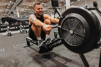 Zwischen Hyrox-Fieber und Kreisoberliga: Lichtenberger und Langhennersdorfer Kapitän brennen für zwei Sportarten - Eine von neun Hyrox-Disziplinen: SVL-Torjäger Danny Kluge absolviert hier die 1000 Meter auf dem Rudergerät.