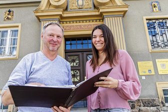 Zwischen ihnen liegen Generationen: Kämmerer-Urgestein übergibt Amt an 24-jährige Erzgebirgerin - Hannah Illing wird ab Dezember Geyers neue Kämmerin sein. Dann geht Steffen Küchler nach knapp 32 Jahren in den Ruhestand. Der Wechsel wurde angesichts des Fachkräftemangels lange vorbereitet. 