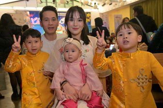 Zwischen Integration und Tradition: Wie junge Vietnamesen in Westsachsen ihre Identität finden - Beim vietnamesischen Tet-Fest steht die Familie im Mittelpunkt (von links): Duong, Quan, Ly, Ha My (Baby) und Son Le in der Muldentalhalle Wilkau-Haßlau.