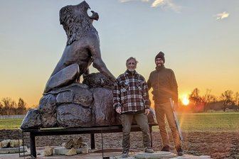 Zwischen Israel und Auschwitz: Erzgebirger verbindet Kunst, Glaube und Erinnerung - Rick Wienecke und Christian Döhler posieren vor dem „Löwen von Juda“ in Auschwitz. An so einem Ort arbeiten zu dürfen, hat die Männer im wahrsten Sinne zusammengeschweißt.