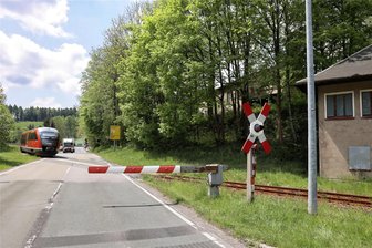 Zwischen Johanngeorgenstadt und Antonsthal rollen ab 18. September vier Wochen lang keine Züge - Auch das alte Postenhäuschen neben dem Bahnübergang am Ortsausgang von Johanngeorgenstadt hat ausgedient.