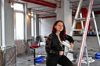Zwischen Kaffee und Kneipenquiz: Café Wunderbar in Limbach-Oberfrohna eröffnet mit neuem Konzept - Jasmin Neubert hat das Café Wunderbar in Pleißa übernommen. Derzeit renoviert sie das Lokal in Eigenregie.