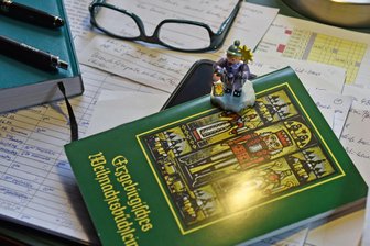Zwischen Kanzel und Schreibtisch: Was Großschirmas Pfarrer Karsten Loderstädt in der Schublade hat - Arbeitsatmosphäre und Advent auf dem Schreibtisch von Pfarrer Karsten Loderstädt in Siebenlehn.