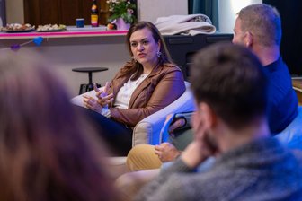 Zwischen Klicks und Kontrolle: Vogtländer diskutieren über Social Media-Verbot für Jugendliche - CDU-Bundestagsabgeordnete Franziska Hoppermann sprach in Plauen mit Gästen über das Für und Wider eines Social-Media-Verbots für Jugendliche.
